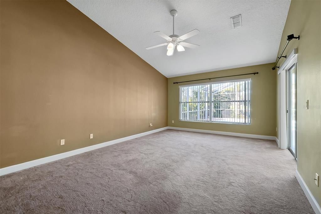 Activo con contrato: $585,000 (4 camas, 2 baños, 2115 Pies cuadrados)