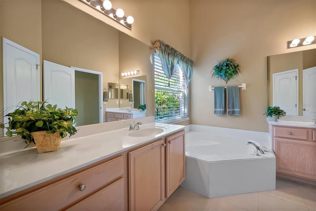 Activo con contrato: $585,000 (4 camas, 2 baños, 2115 Pies cuadrados)