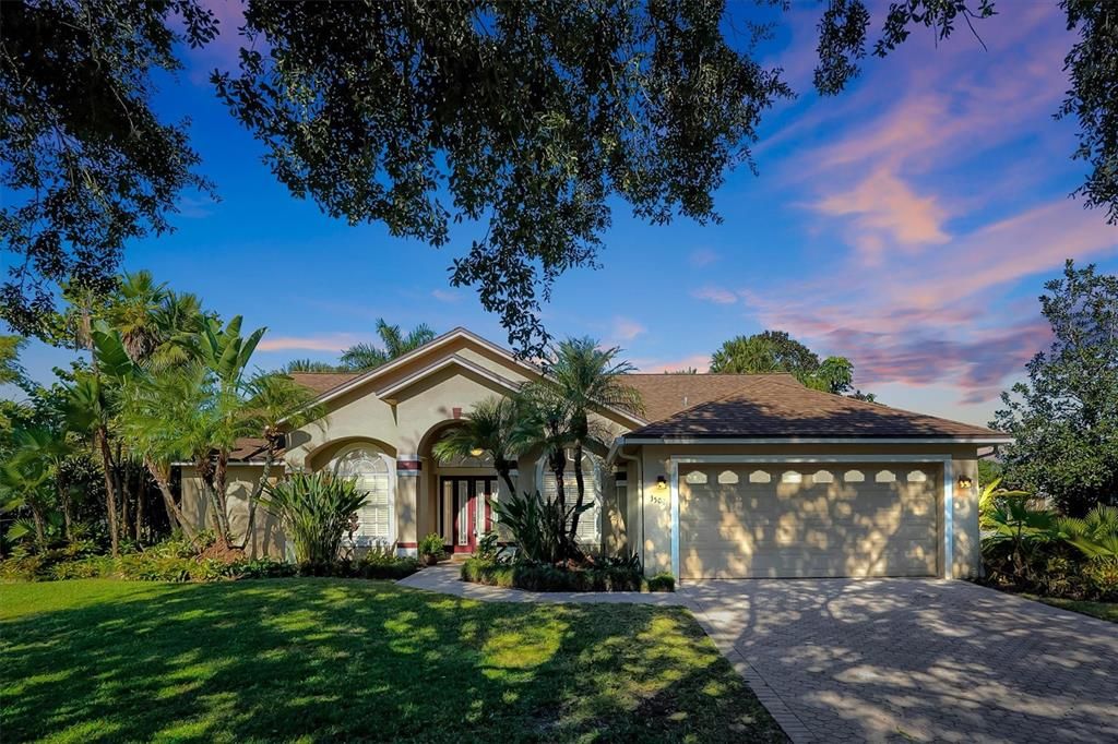 Activo con contrato: $585,000 (4 camas, 2 baños, 2115 Pies cuadrados)