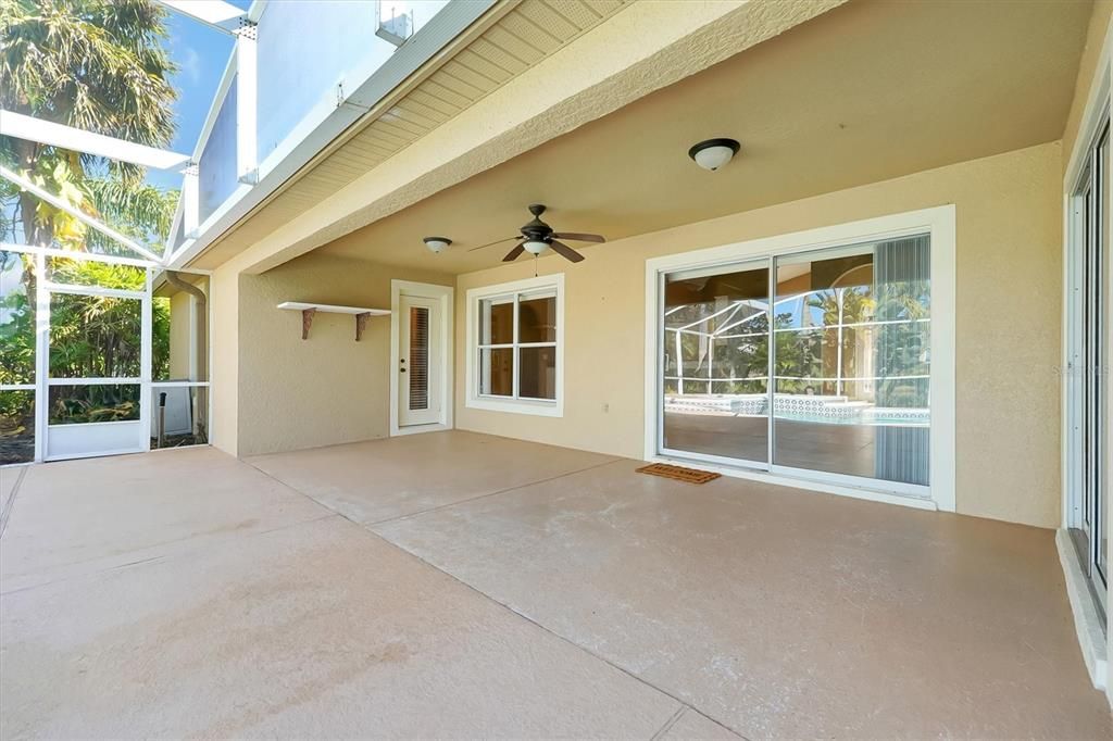 Activo con contrato: $585,000 (4 camas, 2 baños, 2115 Pies cuadrados)