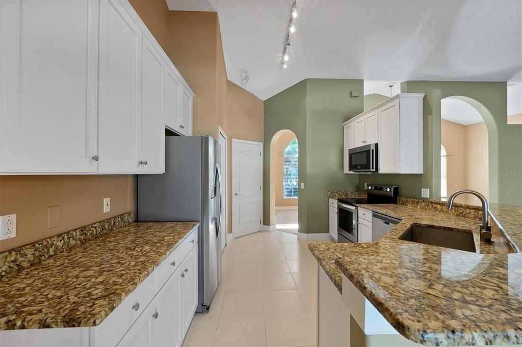 Activo con contrato: $585,000 (4 camas, 2 baños, 2115 Pies cuadrados)