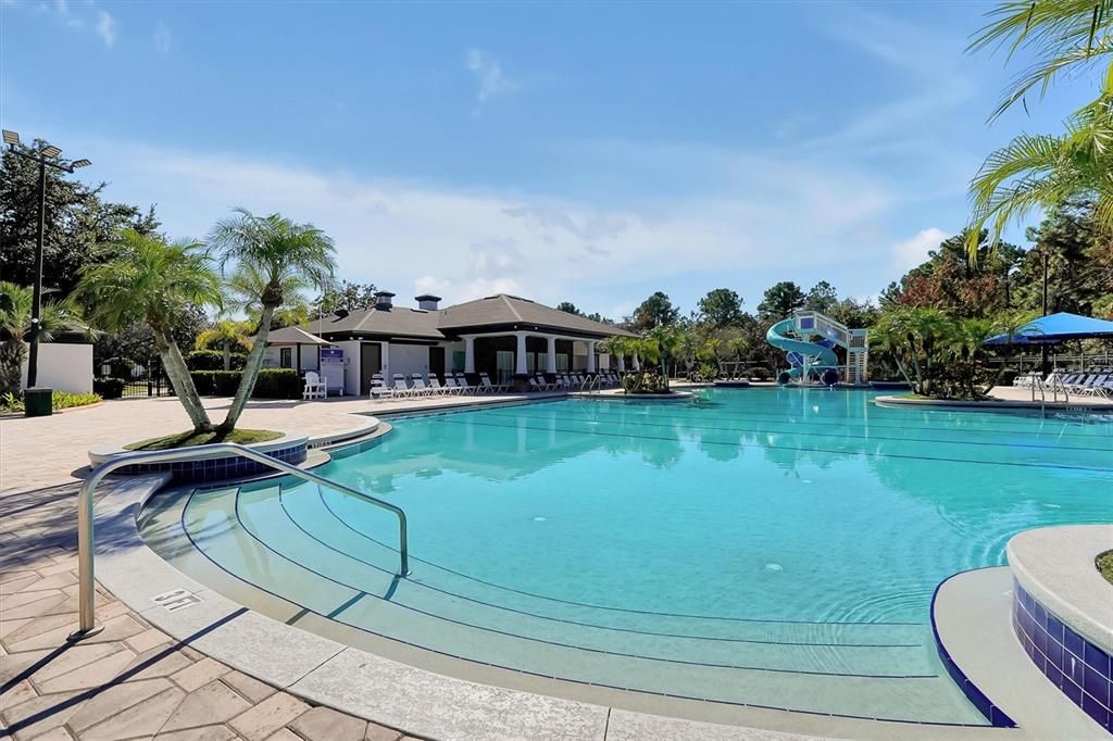 Activo con contrato: $585,000 (4 camas, 2 baños, 2115 Pies cuadrados)