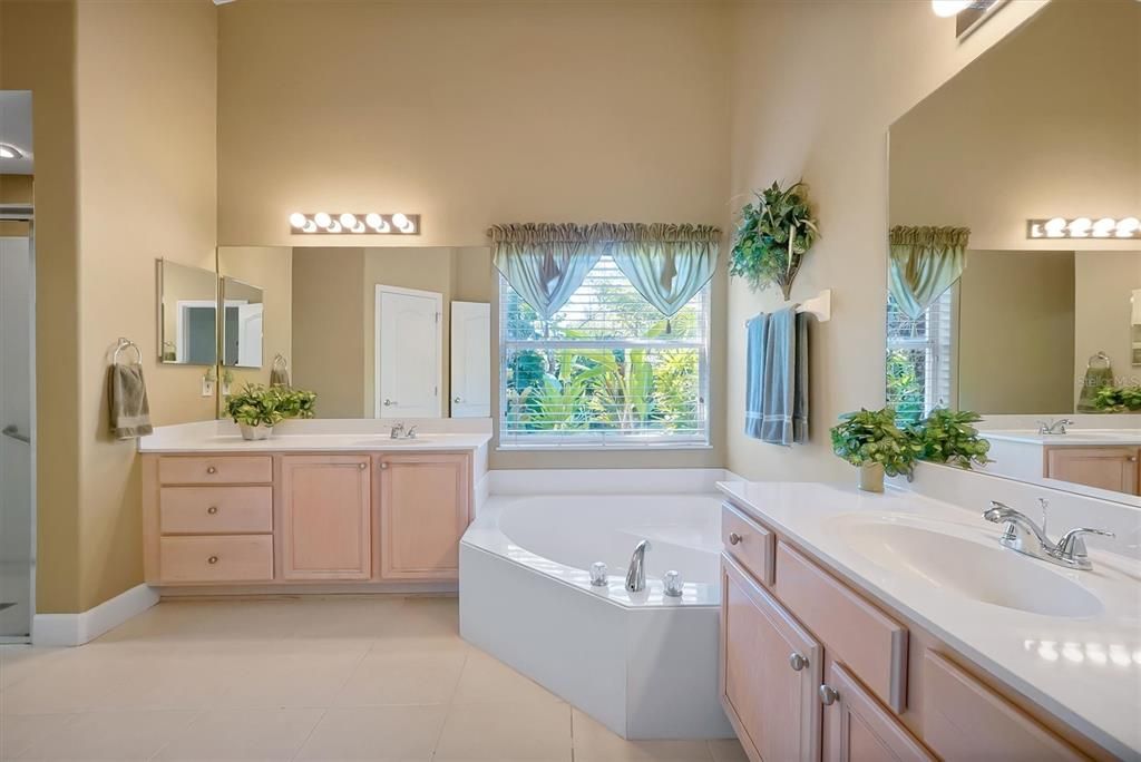 Activo con contrato: $585,000 (4 camas, 2 baños, 2115 Pies cuadrados)