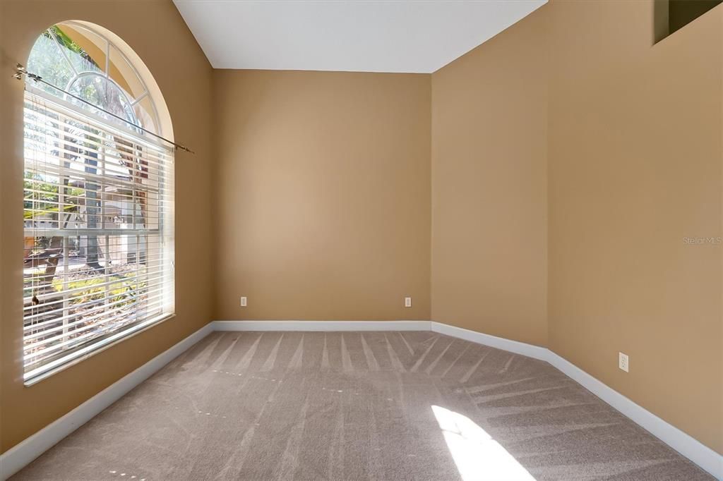 Activo con contrato: $585,000 (4 camas, 2 baños, 2115 Pies cuadrados)