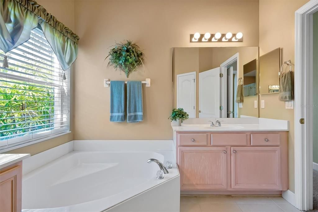 Activo con contrato: $585,000 (4 camas, 2 baños, 2115 Pies cuadrados)