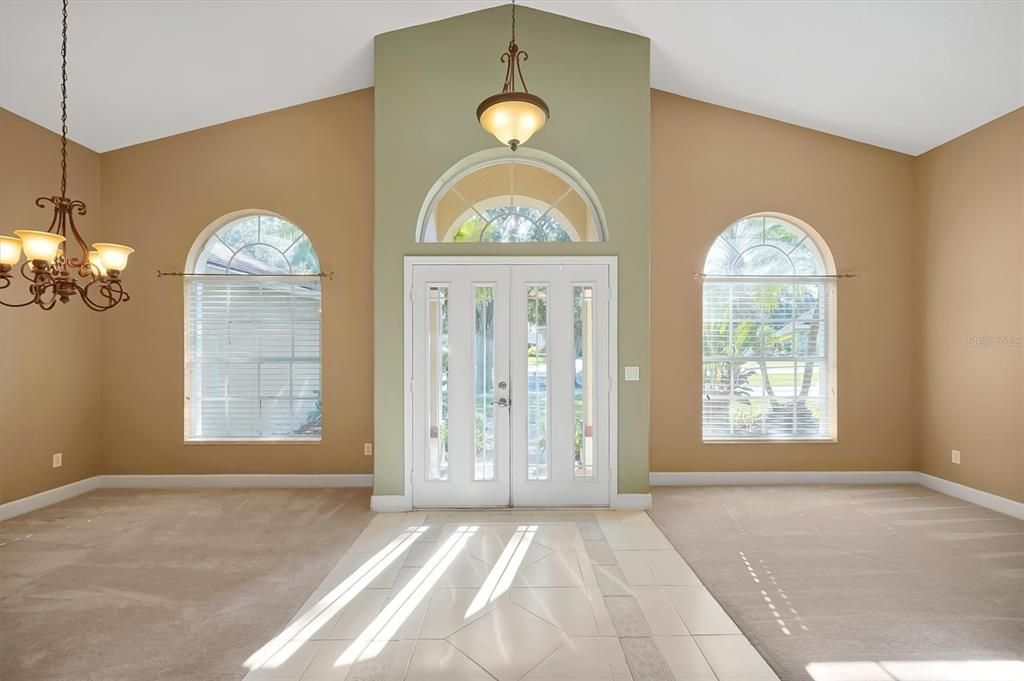 Activo con contrato: $585,000 (4 camas, 2 baños, 2115 Pies cuadrados)