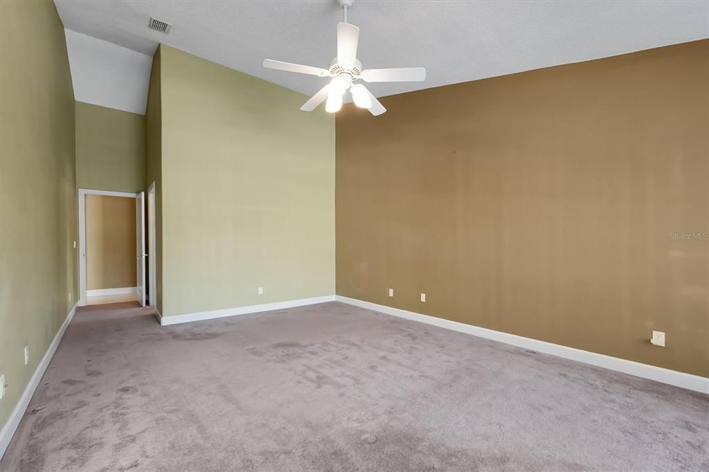 Activo con contrato: $585,000 (4 camas, 2 baños, 2115 Pies cuadrados)