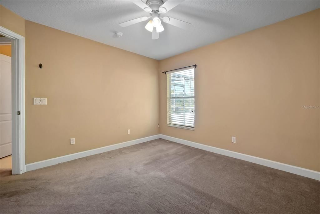 Activo con contrato: $585,000 (4 camas, 2 baños, 2115 Pies cuadrados)