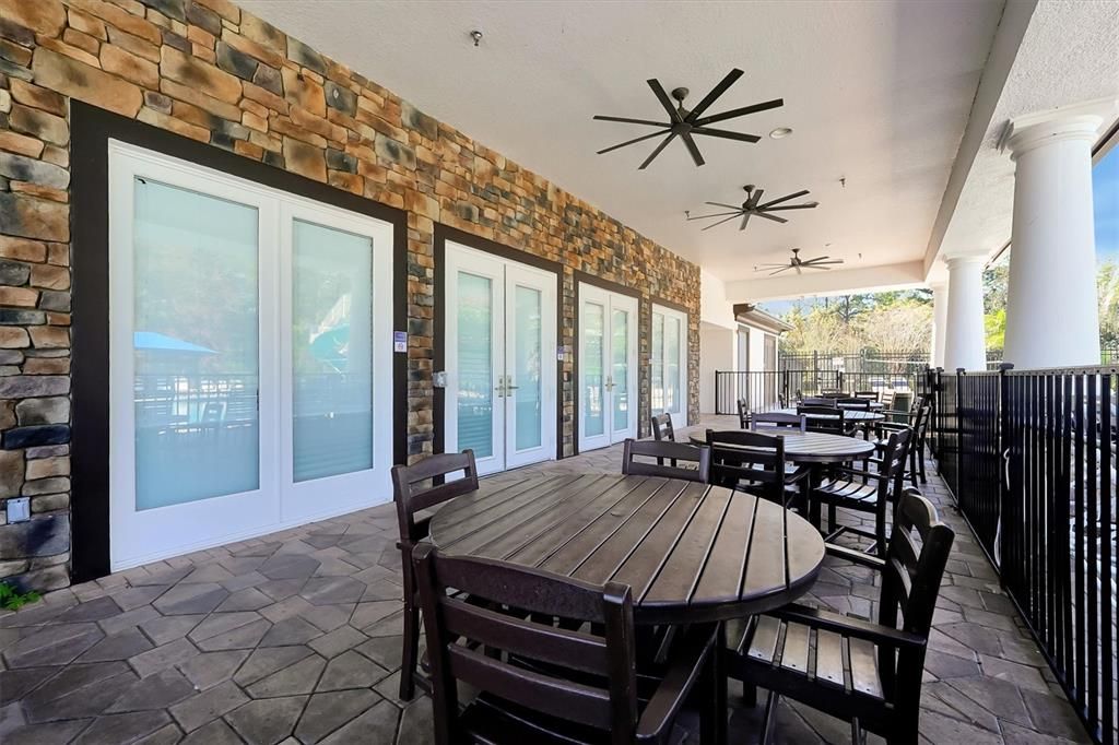 Activo con contrato: $585,000 (4 camas, 2 baños, 2115 Pies cuadrados)