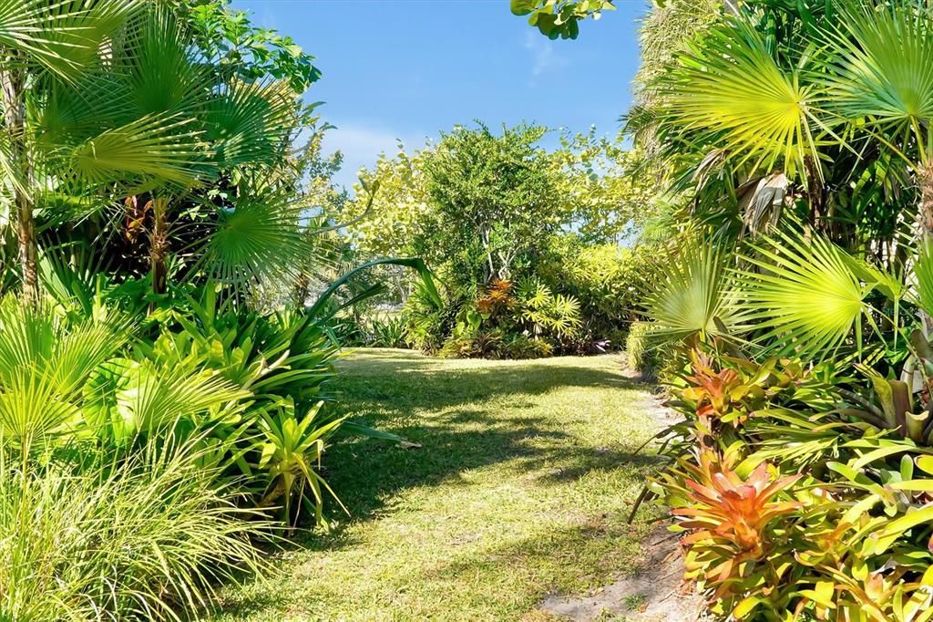 Activo con contrato: $585,000 (4 camas, 2 baños, 2115 Pies cuadrados)