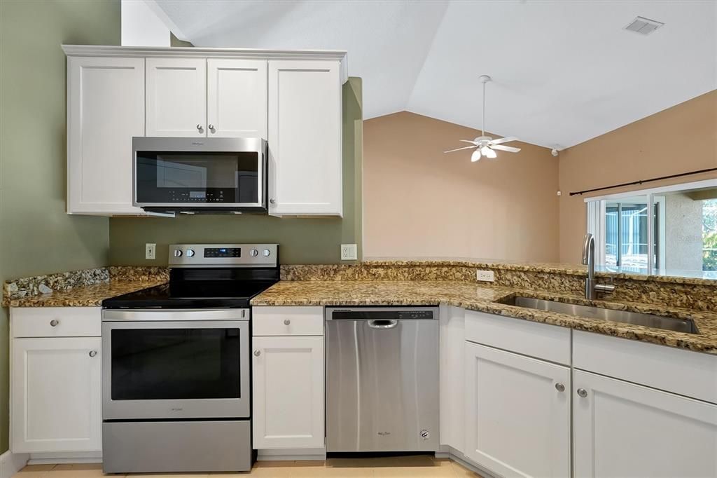 Activo con contrato: $585,000 (4 camas, 2 baños, 2115 Pies cuadrados)