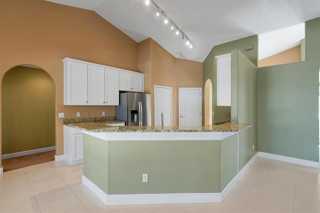 Activo con contrato: $585,000 (4 camas, 2 baños, 2115 Pies cuadrados)