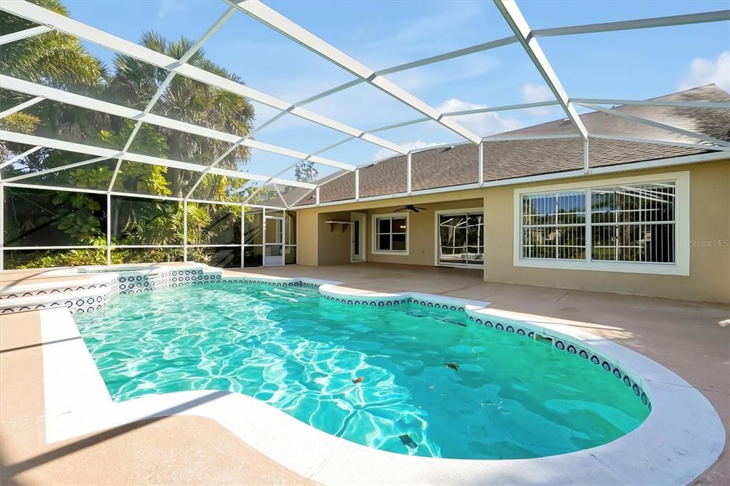 Activo con contrato: $585,000 (4 camas, 2 baños, 2115 Pies cuadrados)