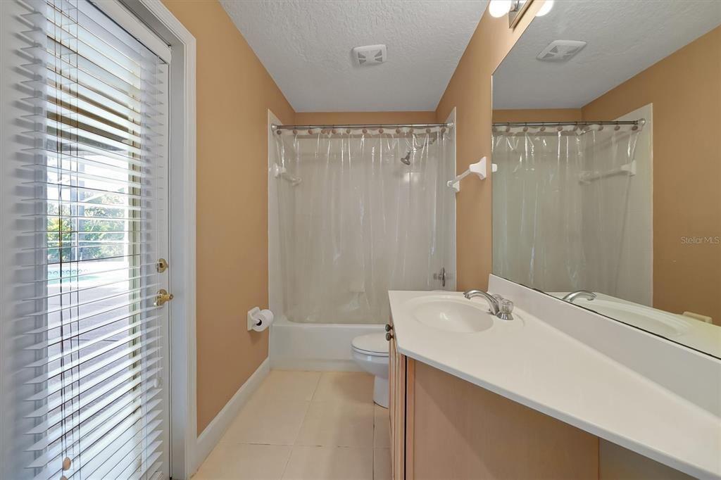 Activo con contrato: $585,000 (4 camas, 2 baños, 2115 Pies cuadrados)