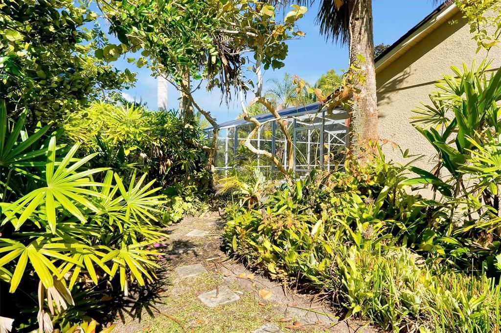 Activo con contrato: $585,000 (4 camas, 2 baños, 2115 Pies cuadrados)