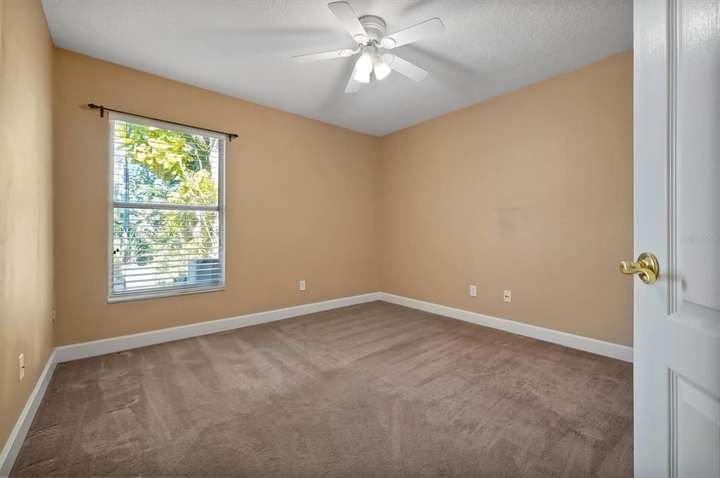 Activo con contrato: $585,000 (4 camas, 2 baños, 2115 Pies cuadrados)