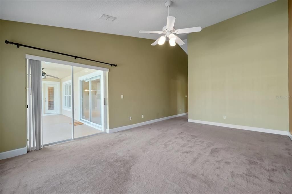 Activo con contrato: $585,000 (4 camas, 2 baños, 2115 Pies cuadrados)