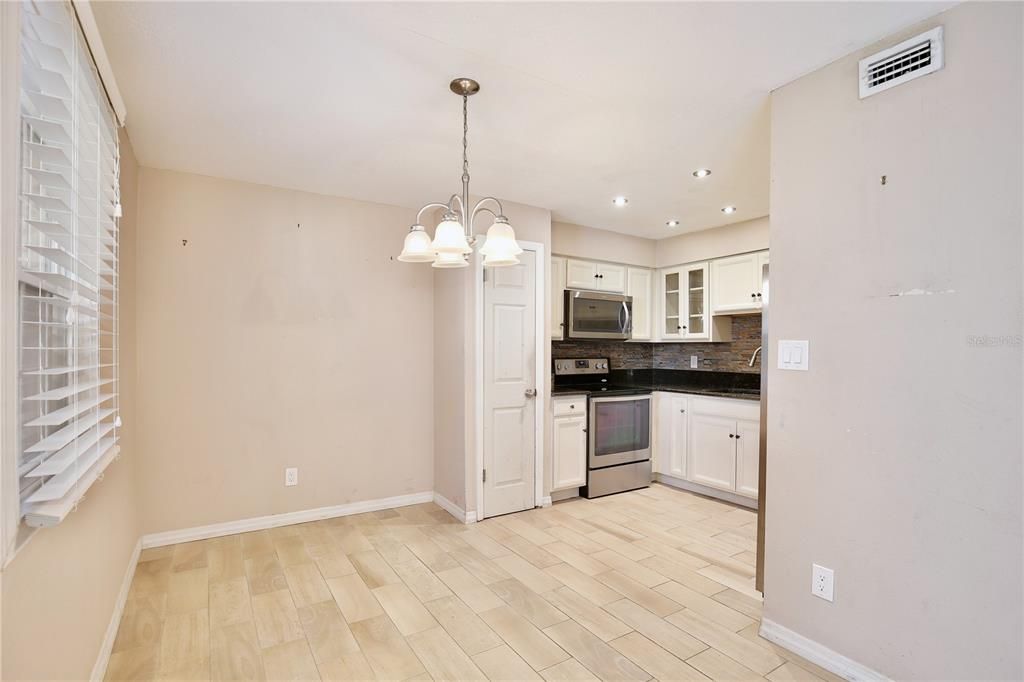 For Sale: $174,000 (2 beds, 1 baths, 891 Square Feet)