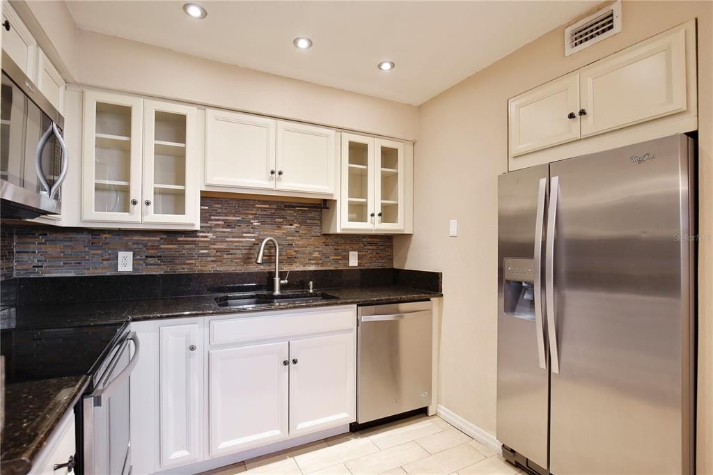 For Sale: $174,000 (2 beds, 1 baths, 891 Square Feet)