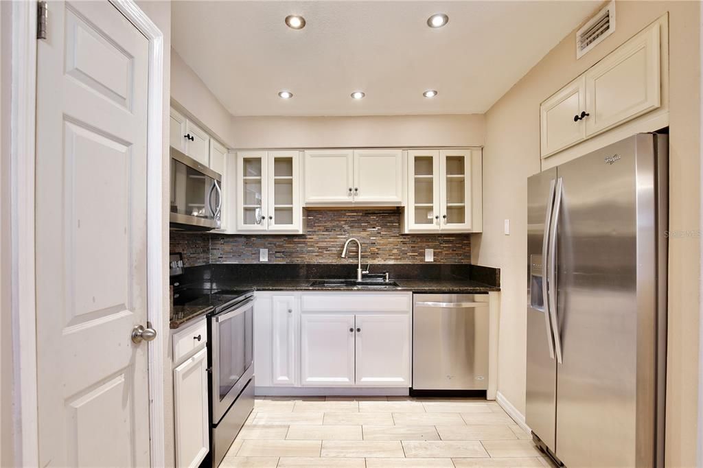 For Sale: $174,000 (2 beds, 1 baths, 891 Square Feet)