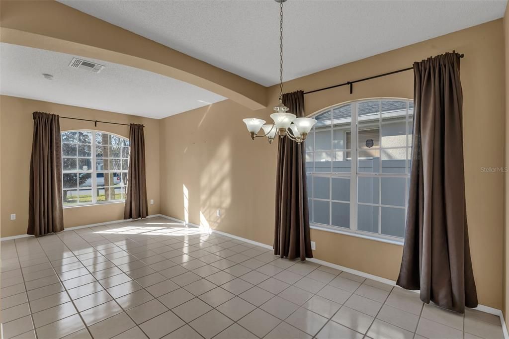 合同活跃: $325,000 (3 贝兹, 2 浴室, 1758 平方英尺)