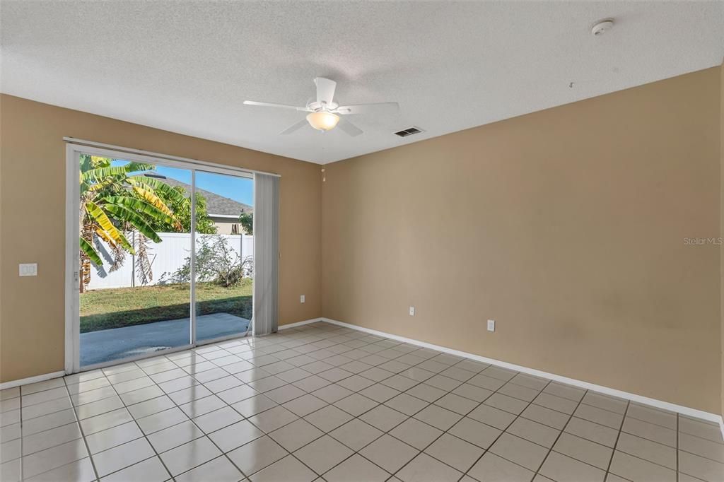 合同活跃: $325,000 (3 贝兹, 2 浴室, 1758 平方英尺)