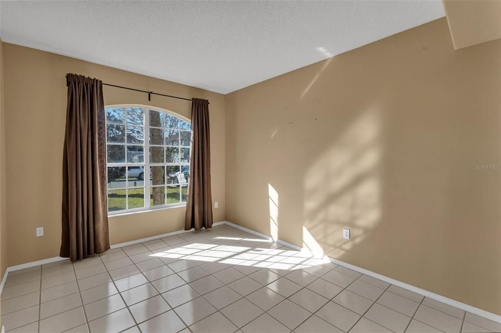 合同活跃: $325,000 (3 贝兹, 2 浴室, 1758 平方英尺)