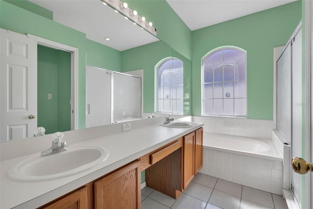 合同活跃: $325,000 (3 贝兹, 2 浴室, 1758 平方英尺)