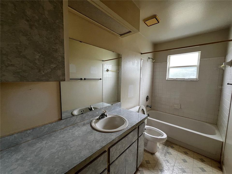 For Sale: $220,500 (3 beds, 2 baths, 1634 Square Feet)