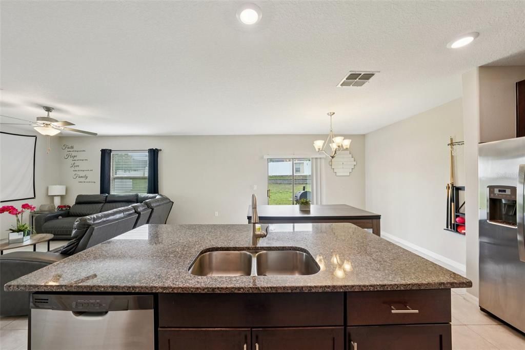 В аренду: $2,300 (4 спален, 2 ванн, 1914 Квадратных фут)