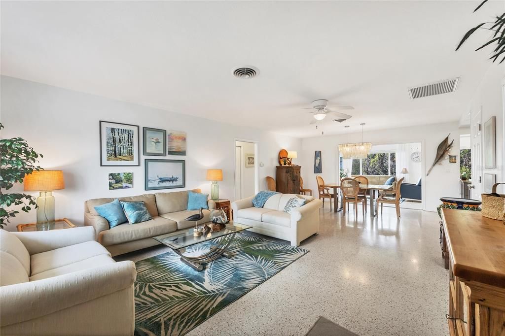 Activo con contrato: $289,900 (3 camas, 2 baños, 1754 Pies cuadrados)