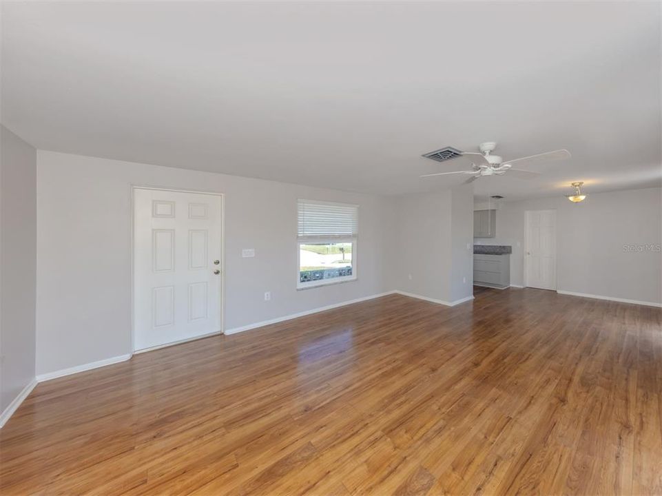 合同活跃: $259,900 (2 贝兹, 2 浴室, 1000 平方英尺)