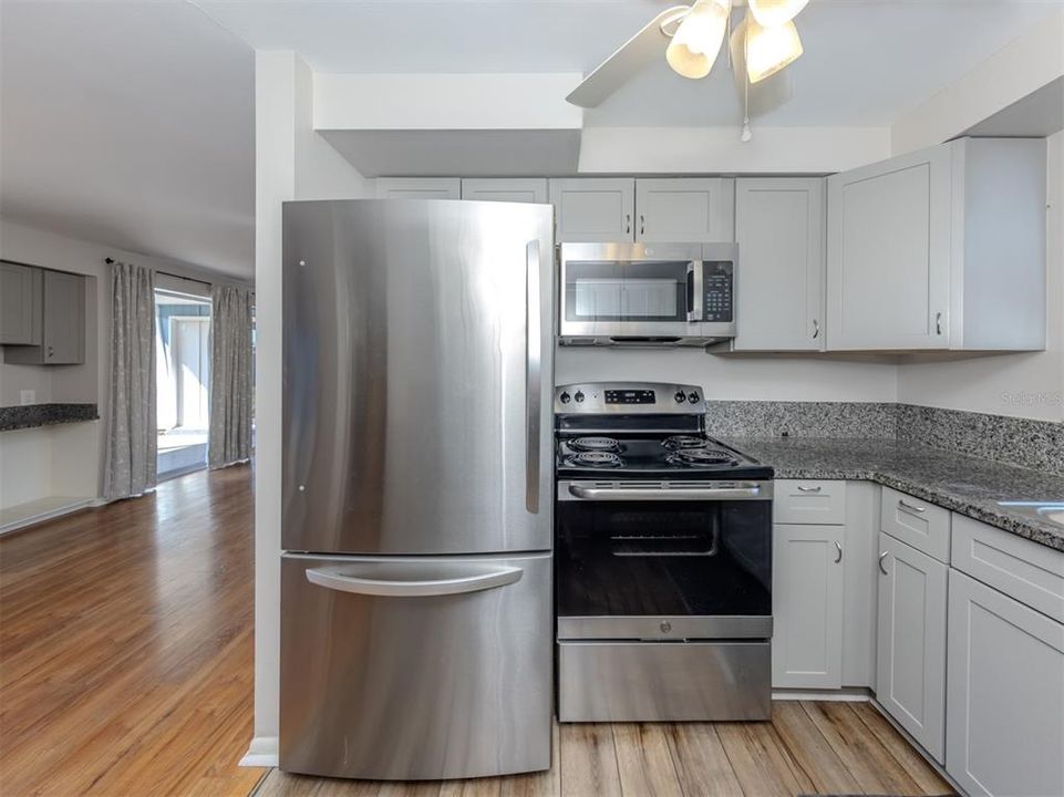 合同活跃: $259,900 (2 贝兹, 2 浴室, 1000 平方英尺)