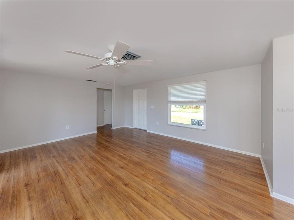 合同活跃: $259,900 (2 贝兹, 2 浴室, 1000 平方英尺)