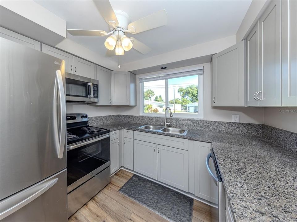 合同活跃: $259,900 (2 贝兹, 2 浴室, 1000 平方英尺)