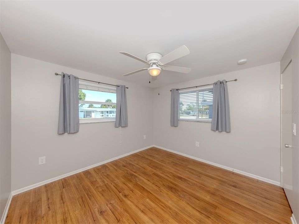 合同活跃: $259,900 (2 贝兹, 2 浴室, 1000 平方英尺)