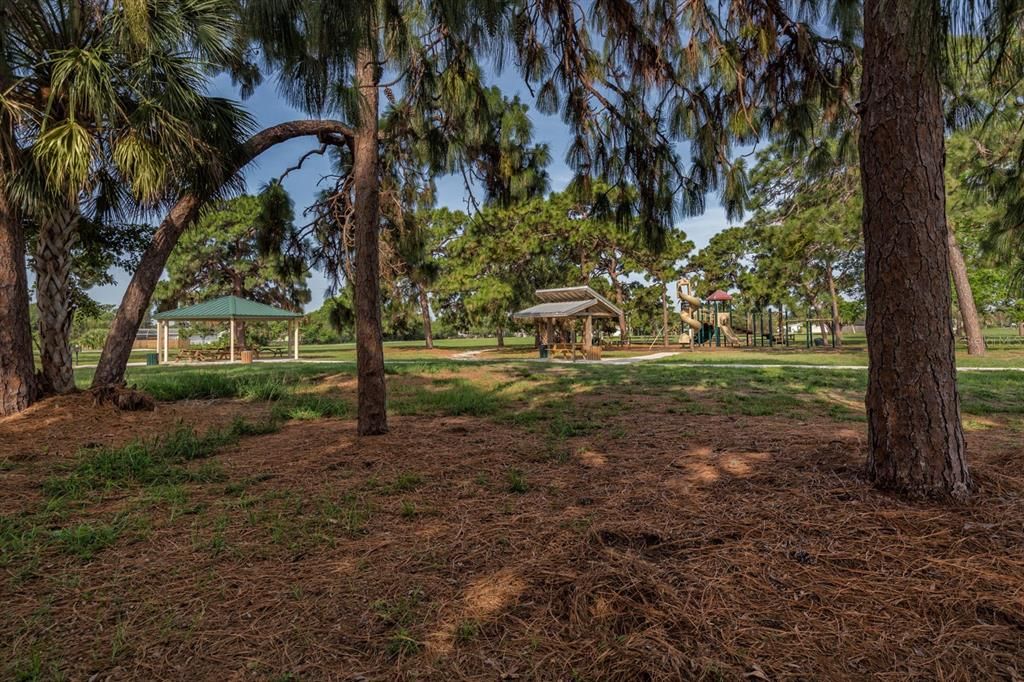 合同活跃: $259,900 (2 贝兹, 2 浴室, 1000 平方英尺)