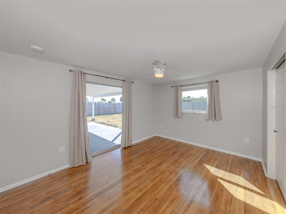 合同活跃: $259,900 (2 贝兹, 2 浴室, 1000 平方英尺)