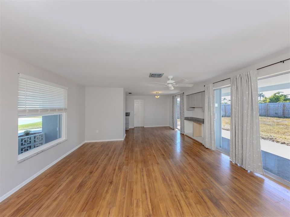 合同活跃: $259,900 (2 贝兹, 2 浴室, 1000 平方英尺)