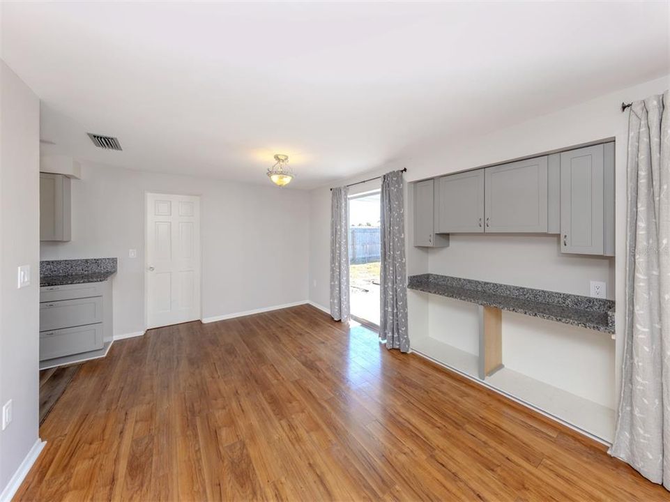 合同活跃: $259,900 (2 贝兹, 2 浴室, 1000 平方英尺)