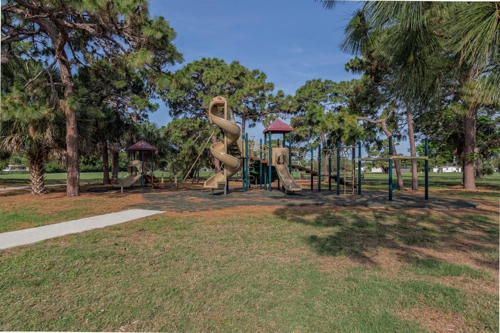 合同活跃: $259,900 (2 贝兹, 2 浴室, 1000 平方英尺)