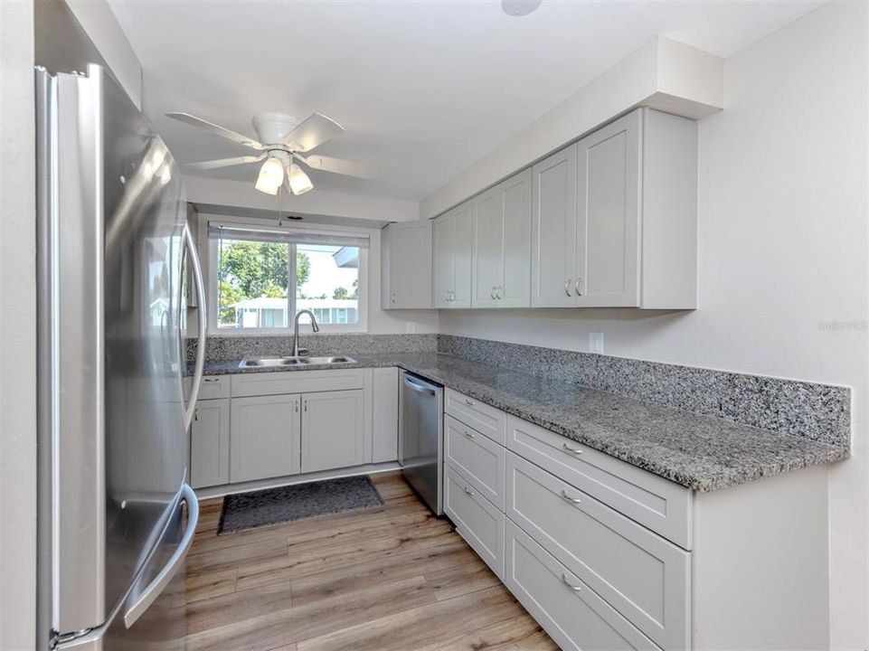 合同活跃: $259,900 (2 贝兹, 2 浴室, 1000 平方英尺)