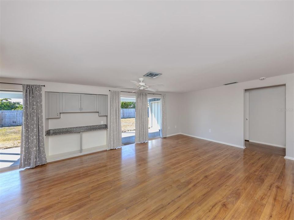 合同活跃: $259,900 (2 贝兹, 2 浴室, 1000 平方英尺)