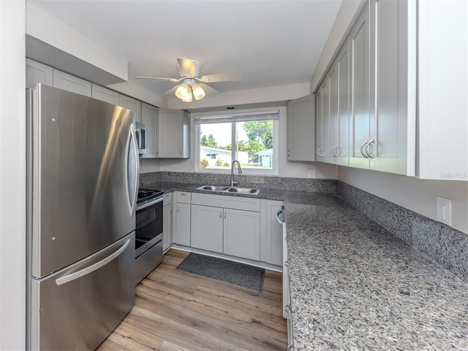 合同活跃: $259,900 (2 贝兹, 2 浴室, 1000 平方英尺)