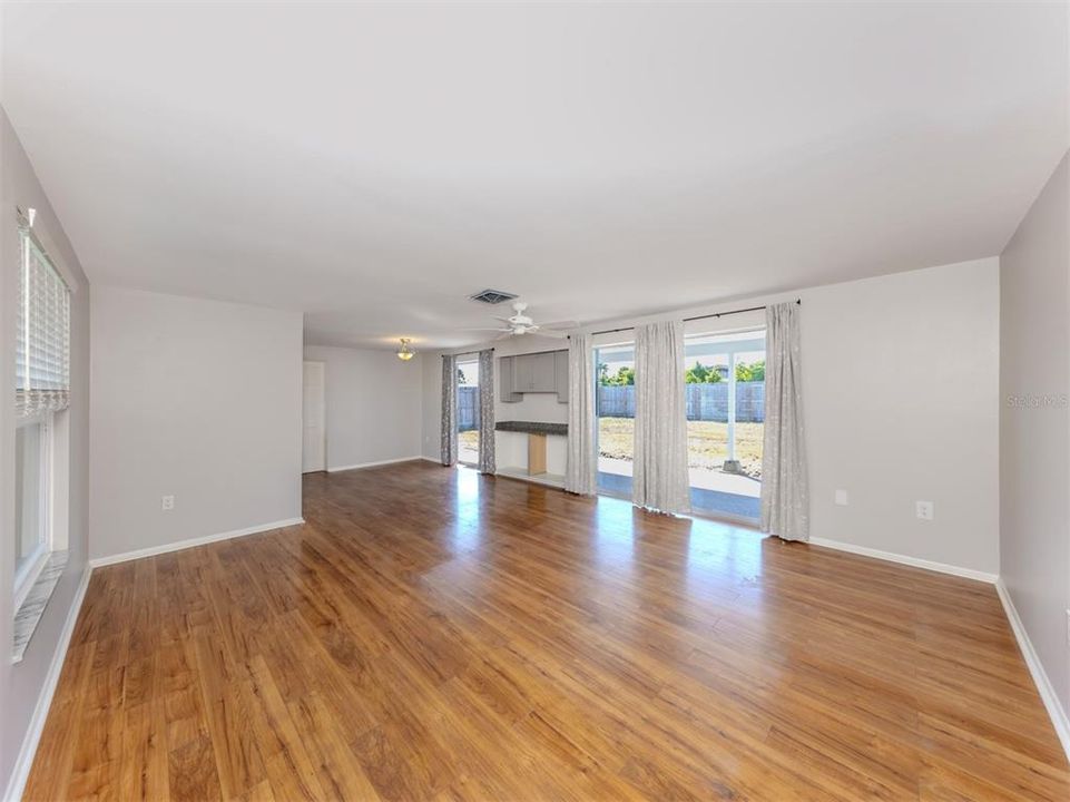 合同活跃: $259,900 (2 贝兹, 2 浴室, 1000 平方英尺)