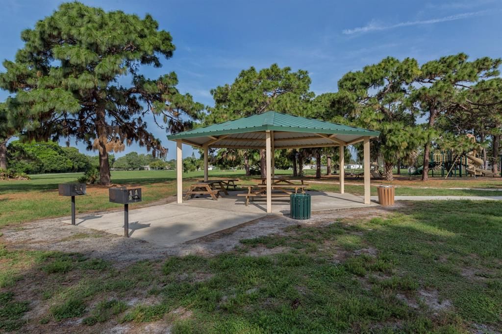 合同活跃: $259,900 (2 贝兹, 2 浴室, 1000 平方英尺)