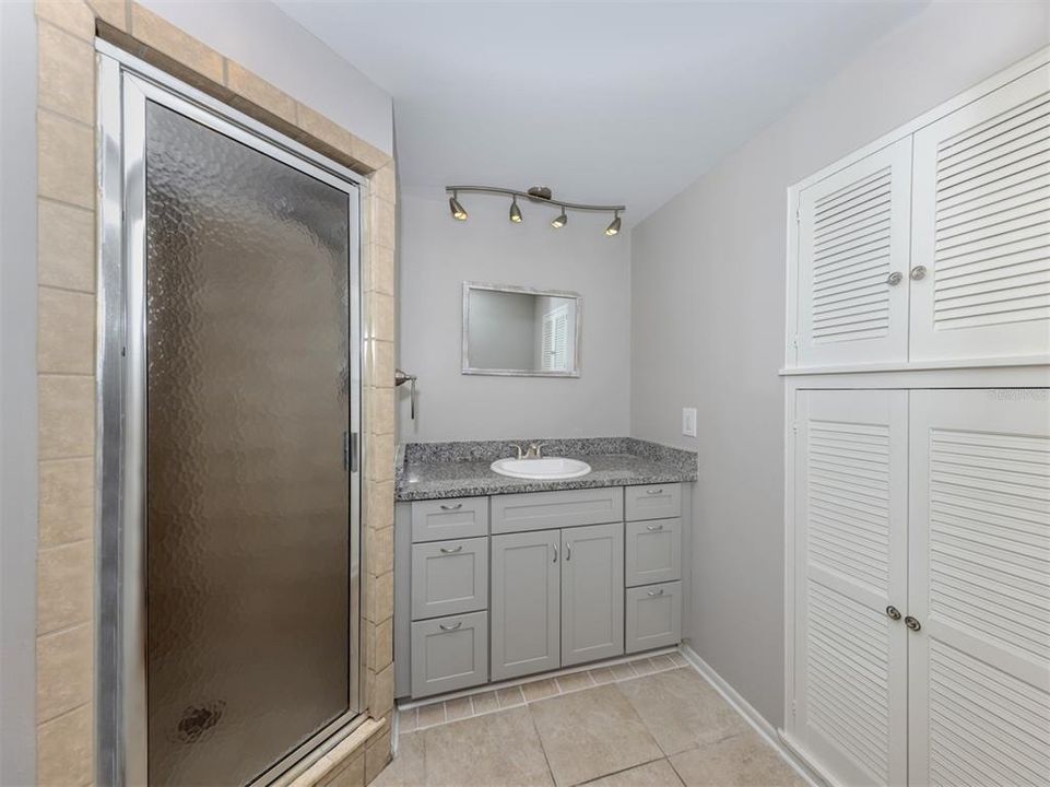 合同活跃: $259,900 (2 贝兹, 2 浴室, 1000 平方英尺)