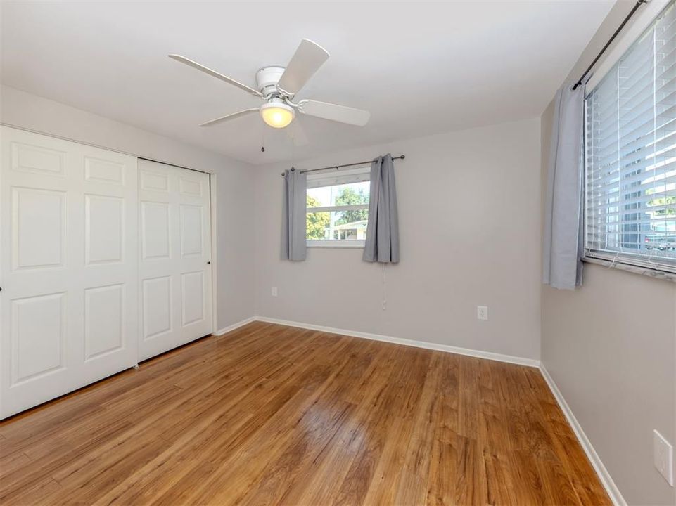 合同活跃: $259,900 (2 贝兹, 2 浴室, 1000 平方英尺)