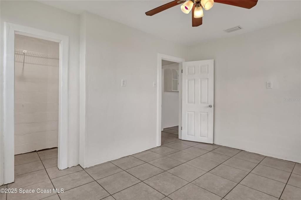 待售: $239,000 (4 贝兹, 2 浴室, 1251 平方英尺)