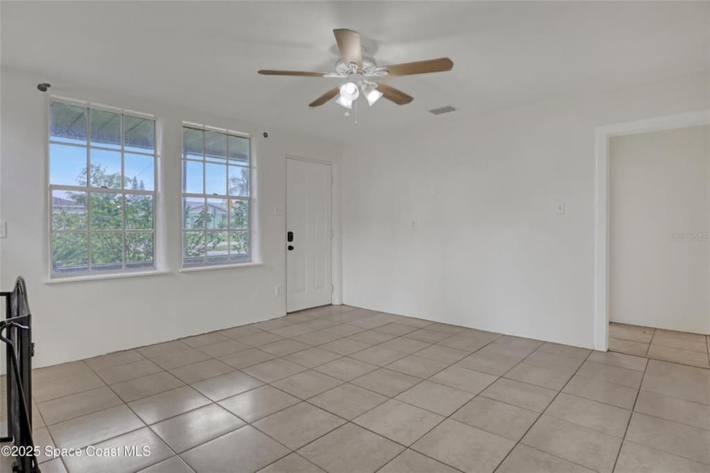 待售: $239,000 (4 贝兹, 2 浴室, 1251 平方英尺)